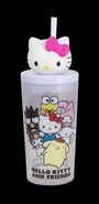 "HELLO KITTY AND FRIENDS". Becher mit Hello Kitty-Motiv; oben ein 3D-Kopf mit Schleife, darunter Illustrationen von Figuren.