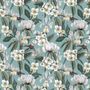 Illustration: Ein Muster aus weißen Blumen und grünen Blättern auf hellblauem Hintergrund.
