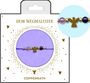 "DEIN WEGBEGLEITER" oben, "COPPENRATH" unten. Eine violette Kordel mit bunten Perlen und einem goldenen Engel in der Mitte.