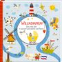 „Willkommen! Dein erstes Jahr in unserem Land zwischen zwei Meeren.“ Illustration mit Tieren, Leuchtturm und Schiff.