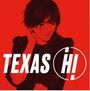 "Texas Hi!" in dicken weißen Buchstaben. Eine Person mit dunklem Haar auf rotem Hintergrund, Hand am Kopf.