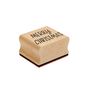 Holzstempel mit den Worten "Merry Christmas" in schwarzer Schrift und gewellter Form mit roter Stempelfläche.