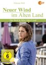 "Neuer Wind im Alten Land: Der Wolf & Miss Altes Land." Frau in blauer Jacke schaut nachdenklich zur Seite.