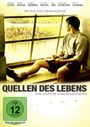 Ein Mann sitzt lesend am Fenster, im Hintergrund Menschen am Fluss. Text: "Quellen des Lebens", FSK 12 Logo.