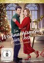 Ein Weihnachtsmenü fürs Herz. The Christmas Cookbook. Ein Paar umarmt sich lächelnd vor einem weihnachtlich dekorierten Raum.