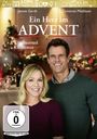 „Ein Herz im Advent“ – Ein Mann und eine Frau lächeln, im Hintergrund ein geschmückter Weihnachtsbaum.