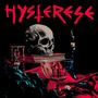 Der Text "HYSTERESE" in Rot. Ein Totenkopf auf Büchern, Kerze, Stundenglas, Kristallglas, Würfel, Käfer und Trauben auf rotem Stoff.