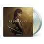 Texte: "RESONANCE", "A PLAGUE TALE LEGACY", "OLIVIER DERIVIERE". Illustration: Frau mit Schwert, antikes Ambiente.