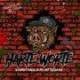 „HARTE WORTE“ und „SOUNDTRACK ZUM UNTERGANG“ stehen auf einer roten Ziegelmauer mit einem wilden Wildschwein.