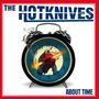 "THE HOTKNIVES" oben, "ABOUT TIME" unten; in der Mitte ein Wecker mit brennenden Zeigern und einem gezeichneten Bären.