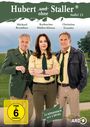 „Hubert ohne Staller“, Staffel 13. Drei Personen in Polizeiuniform vor einer grünen Landschaft.