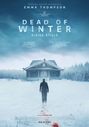 "Dead of Winter: Eisige Stille". Eine Person auf einer verschneiten Fläche nähert sich einer einsamen Holzhütte.