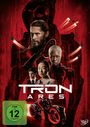 „TRON ARES“ in weißen Buchstaben auf rotem Hintergrund. Ein Motorrad und fünf Personen. Sci-Fi-Design.