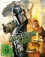 "STAR WARS: THE MANDALORIAN AND GROGU" und "FSK ab 12". Ein Mandalorianer mit Helm, Grogu und andere Figuren. Sci-Fi-Stil.