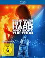 "BILLIE EILISH HIT ME HARD AND SOFT: THE TOUR" in großen Buchstaben, "VORAB-COVER" und "FSK ab 6 freigegeben". Künstler auf Bühne.