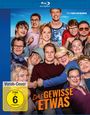 "Das gewisse Etwas" in Orange, "Vorab-Cover" und "FSK ab 6 freigegeben." Zeigt eine Gruppe fröhlicher Menschen.