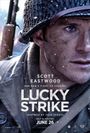 "Scott Eastwood", "One Man's Fight to Survive", "Lucky Strike", "Inspired by True Events", "Only in Theaters June 26".<br>
Halbes Gesicht eines Soldaten in Uniform und Helm, Schneefall.