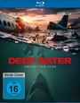 "DEEP WATER: Umringt von Haien. Vorab-Cover FSK 16. Zwei Personen in Schwimmwesten vor einem Flugzeugwrack im Wasser."
