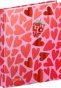 "FRUITY LOVE" steht in einer Erdbeere. Hintergrund: Rosa mit roten Herzen.