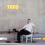 Text: "TEED" und "DJ-KICKS". 

Ein Mann in weißem Hemd sitzt lässig auf einem Stuhl vor grauer Betonwand.