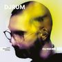 Text: DJRUM, DJ-KICKS. Unscharfes Porträt eines Mannes mit Brille, gelbe und violette Farbschlieren.