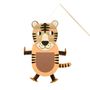 Eine Illustration eines fröhlichen, stilisierten Tigers aus Papier mit beweglichen Gliedmaßen an einer Schnur.