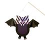 Zwei dreieckige Augen, gezackter Mund. Illustration einer Fledermaus aus Papier, violett und schwarz, mit Stab oben.