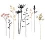 Illustration: Aus verschiedenen farbigen, gestickten Pflanzen bestehende Anordnung mit filigranen Blättern und Blüten.