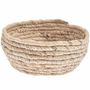 Kein Text vorhanden. Ein runder, geflochtener Korb aus Naturfasern, beige und braun, mit einem rustikalen, handgemachten Aussehen.