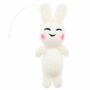 Ein plüschartiger, weißer Hase mit lachendem Gesicht und rosa Wangen, Aufhängeschnur oben befestigt.