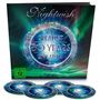 "Nightwish" oben, "THE GREATEST 30 YEARS ON EARTH" in der Mitte. Nordlicht und 5 CDs darunter, FSK 12 Logo.