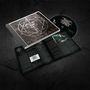 Text: "Signum of hate". Ein CD-Cover mit einem geometrischen Muster, offene CD-Hülle mit Texten und Bildern, CD daneben.