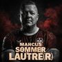Text: "MARCUS SOMMER LAUTRE(R)". Ein Mann mit verschränkten Armen, nasser Haut, roter Rauch im Hintergrund.