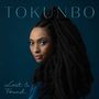 Text: "TOKUNBO" oben, "Lost & Found" unten. Frau mit langen lockigen Haaren vor einem dunkelblauen Hintergrund.