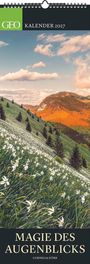 "GEO Kalender 2027. Magie des Augenblicks. Cornelia Dörr." Eine malerische Berglandschaft mit blühenden Wiesen und Bäumen.