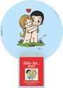 "liebe ist... 2027" und "Tagesabreißkalender" auf rotem Hintergrund. Illustration: Umarmendes Paar mit Herz.