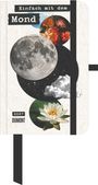 Ein Buch mit Text: "Einfach mit dem Mond", "2027", "DUMONT". Motiv: Mond, Blumen, Wolken, Wasserlilie, schwarzes Band.