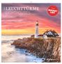 „2024 LEUCHTTÜRME LIGHTHOUSES“ steht oben, daneben ein „PLUS BUCKET LIST“ Sticker. Ein Leuchtturm an der Küste bei Sonnenuntergang.
