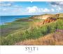 Text: "SYLT 2027". Küstenlandschaft mit blauer See, grünen Wiesen und roten Klippen unter einem blauen Himmel mit Wolken.