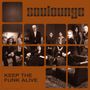 "KEEP THE FUNK ALIVE", "soulounge". Mehrere Menschen sitzen in einem stilvollen Raum, braune Farbgestaltung.