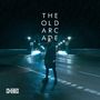 "The Old Arcade" steht groß geschrieben. Eine Person steht nachts auf einer nassen, leeren Straße unter Regen.