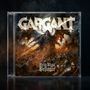 "GARGANT" steht oben, "Dead Night Defiance" unten. Ein düsterer Krieger lauert, umgeben von Flammen und Kämpfern.