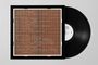 Quadratisches Raster mit weißen Buchstaben auf braunem Hintergrund; daneben eine schwarze Schallplatte.