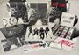 Text: "Mötley Crüe", "STICK TO YOUR GUNS", "TOAST OF THE TOWN". Albumcover und Bilder der Bandmitglieder. Vinyl-Schallplatten.