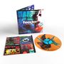 "Feeder" und "Polythene" auf einem bunten Albumcover mit abstraktem Design. Bunte Schallplatte und Beilage mit Texten.