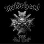 „Motörhead“, „XXXX“, „Bad Magic“. Ein metallisches Logo zeigt einen stilisierten, furchterregenden Kriegerhelm mit Hauer.