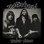 „Motörhead“ und „under cover“ in schwarz-weißer Schrift, drei Männer in Rocker-Outfits, der mittlere Mann raucht.