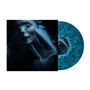 Text: "SIDE A". Blau marmorierte Vinyl-Schallplatte, darunter dunkles, mystisches Porträt einer Person mit geschlossenen Augen.