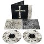 „Iommi“, „Praises be“ und „Cleansed“ auf zwei Vinyls in Schwarz-Weiß-Marmor, Schallplattencover mit schwarzem Kreuz.