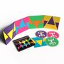 CDs mit Text "A Flock of Seagulls", bunte Hüllen mit geometrischen Mustern, viele Dreiecke in leuchtenden Farben.